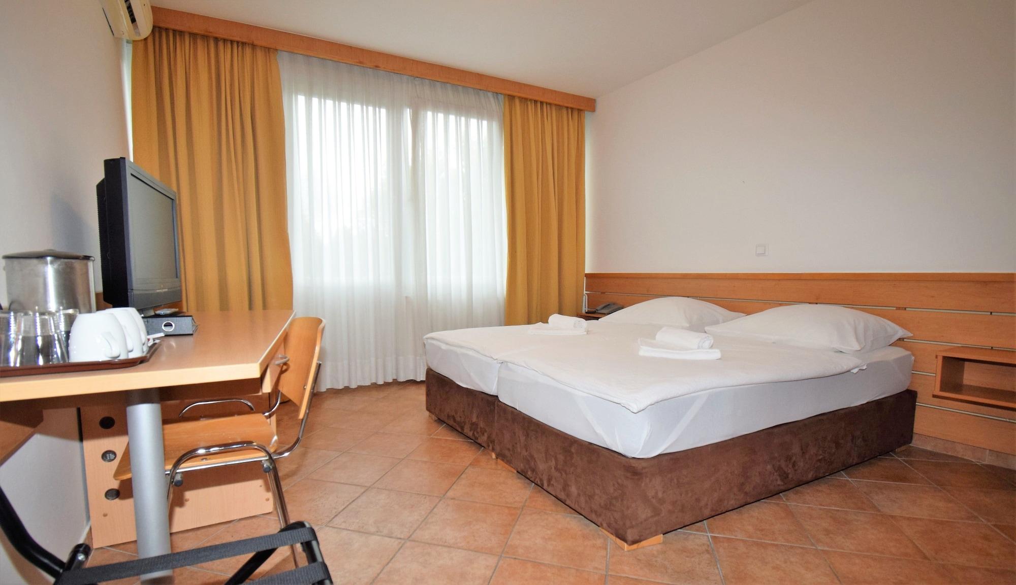 Hotel & 3*