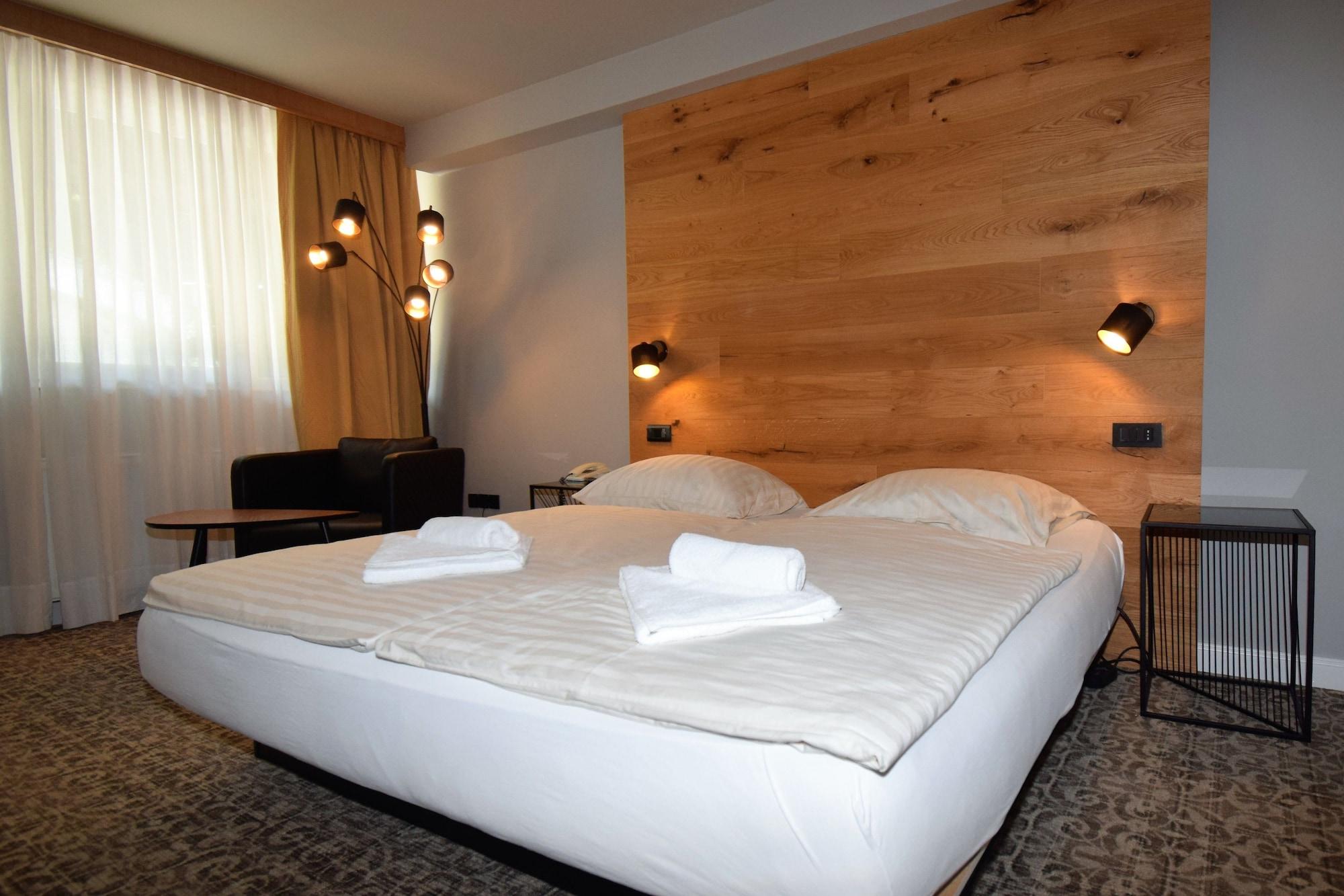 Hotel &